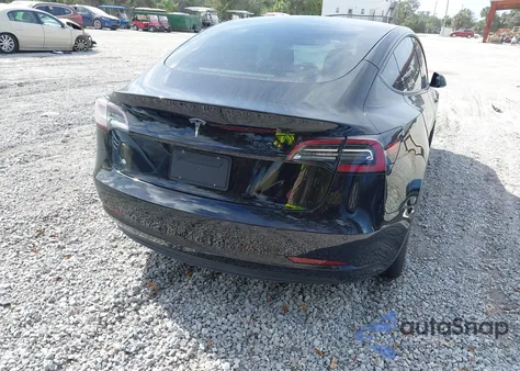 2021 Tesla Model 3 Standard Range Plus Rear-Wheel Drive z USA, uszkodzony, nr VIN 5YJ3E1EAXMF090352